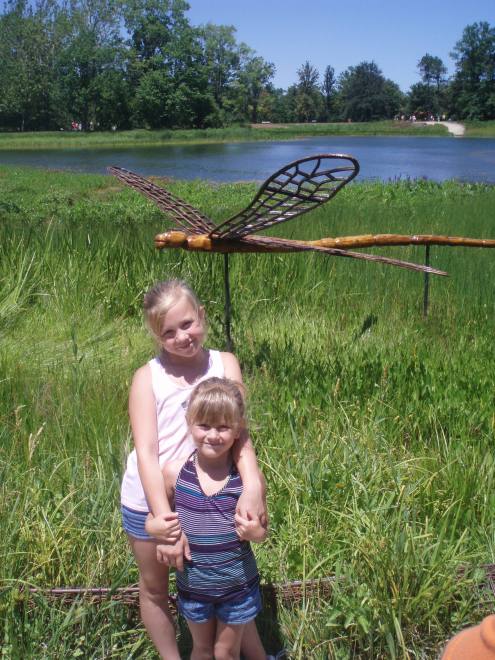 P7090017 This is one year ago. Stevie and Elexa. Looking young.