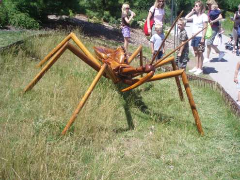 Come on people! Get out of the way!! Go talk on your cell phone out of picture range!